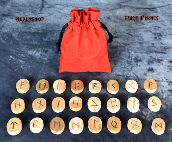 Hexenshop Dark Phönix  24 Futhark Holzrunenset mit rotem Säckchen